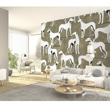 Woonkamer met bank en behang met hondenmotief voor een lichte, ruime sfeer