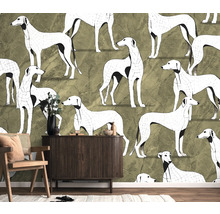 Decoratieve woonkamer met een behang met hondenmotief, een houten kast en een stoel