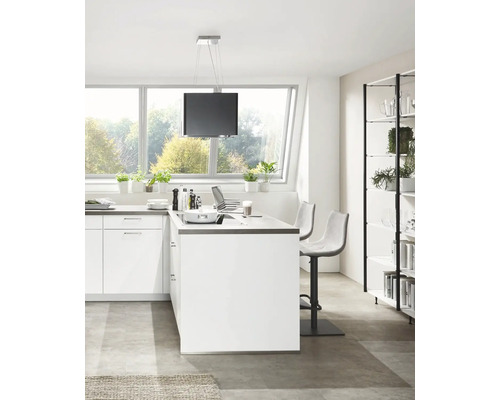 Lichte keukenruimte met kookeiland, barkrukken en rek