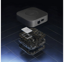 Geëxplodeerd overzicht van een Philips Hue Bridge, met de behuizing en de interne printplaat met elektronische componenten.
