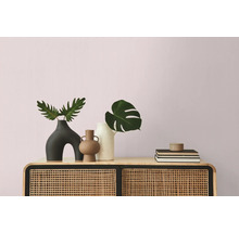 Decoratieve vazen en boeken op een kast