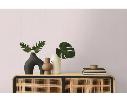 Decoratieve vazen en boeken op een kast