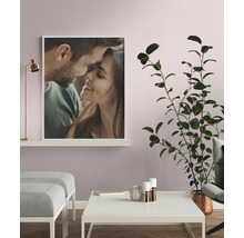 Woonkamerdecoratie met ingelijst portret, tafel en plant