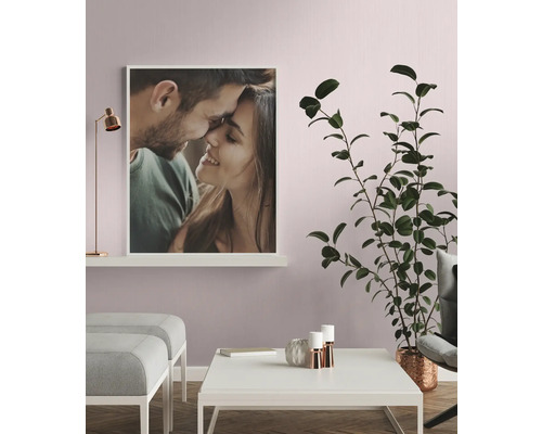 Woonkamerdecoratie met ingelijst portret, tafel en plant