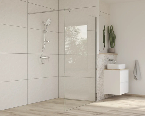 Badkamer met glazen douchewand en wastafel