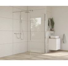 Badkamer met douchewand, douchearmatuur en wastafel
