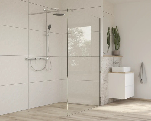 Badkamer met inloopdouche, wastafel en plant