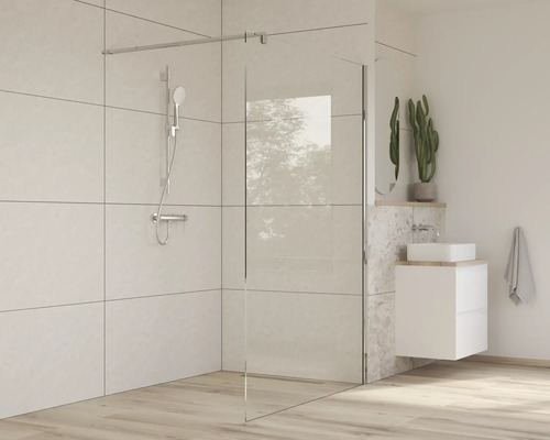 Badkamer met inloopdouche, douchearmatuur en wastafel