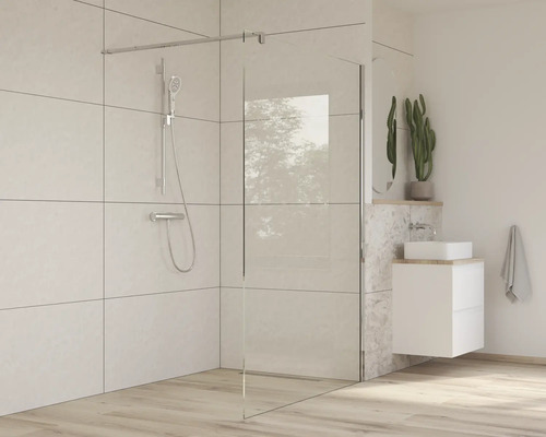 Badkamer met inloopdouche, wastafel en spiegel