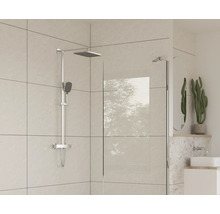 Moderne douche met douchekop en handdouche in een heldere badkamer.
