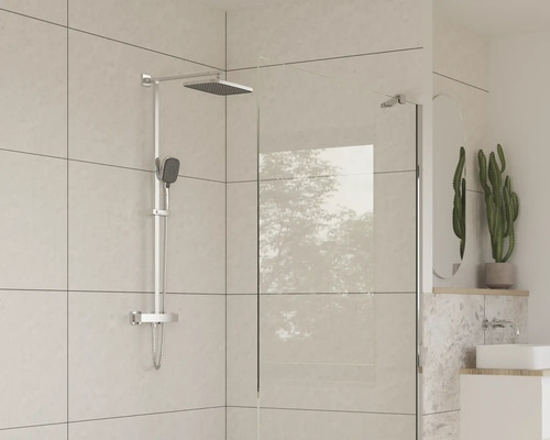 Moderne douche met douchekop en handdouche in een heldere badkamer.