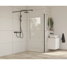 Badkamer met douchecabine, douchearmatuur en wastafel