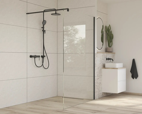 Badkamer met douchecabine, douchearmatuur en wastafel