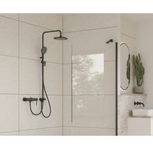 Badkamer met douchewand, douchearmatuur en wastafel