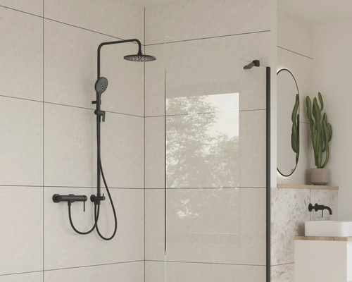 Badkamer met douchewand, douchearmatuur en wastafel