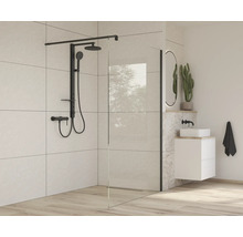 Moderne badkamer met inloopdouche, zwarte douchearmatuur en wastafel