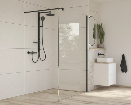 Moderne badkamer met inloopdouche, zwarte douchearmatuur en wastafel