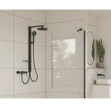 Moderne badkamer met zwarte douchearmatuur en glazen wand.