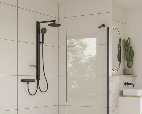 Moderne badkamer met zwarte douchearmatuur en glazen wand.