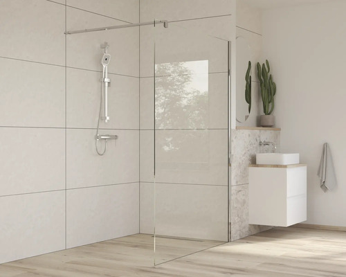 Lichte badkamer met douchewand, wastafel en spiegel