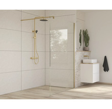 Badkamer met douchewand, douchegarnituur en wastafel