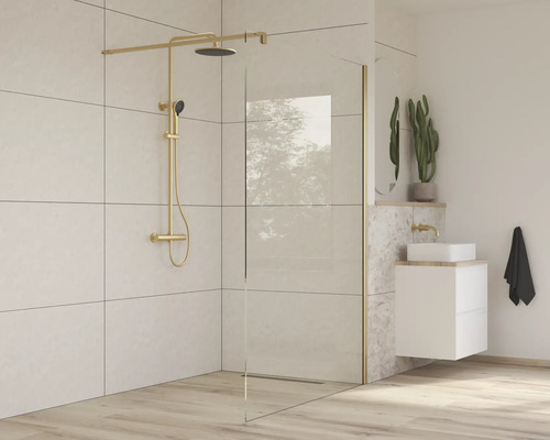 Badkamer met douchewand, douchegarnituur en wastafel