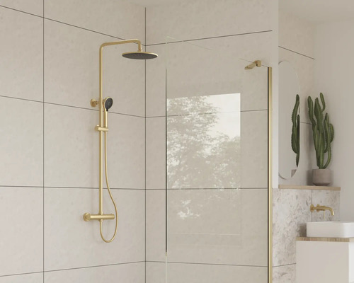 Moderne badkamer met douchearmatuur en glazen wand