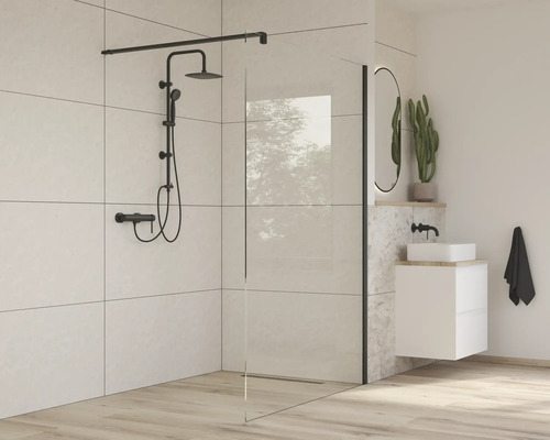 Moderne badkamer met douchewand, douchearmatuur en wastafelmeubel