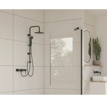 Moderne badkamer met zwarte doucheset, douchewand en ovale spiegel