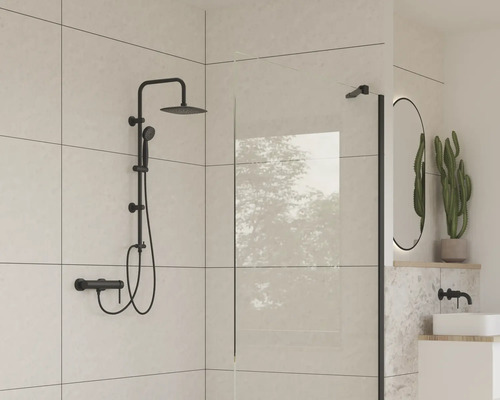 Moderne badkamer met zwarte doucheset, douchewand en ovale spiegel