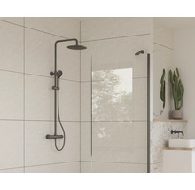 Badkamer met douchearmatuur en douchewand