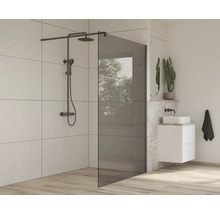 Badkamer met douchewand, douchearmatuur en wastafel