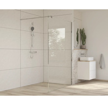 Badkamer met douchecabine, wastafel en kraan