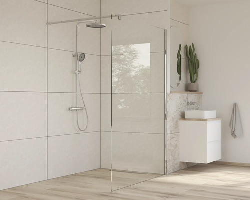 Moderne badkamer met douchewand, armaturen en wastafel