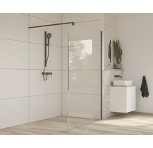 Moderne badkamer met douchecabine, wastafel en decoratie