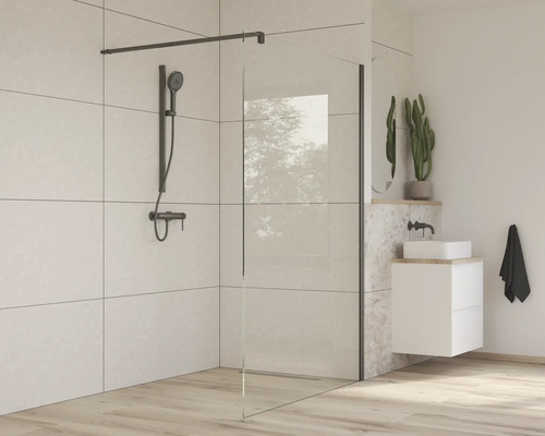 Moderne badkamer met douchecabine, wastafel en decoratie