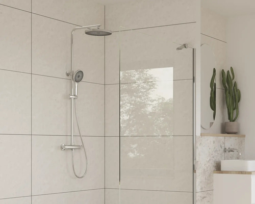 Doucheset met douchewand en wastafel in de badkamer