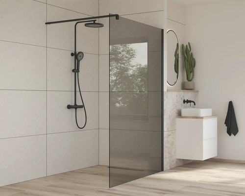 Moderne badkamer met glazen douchewand en douchearmatuur