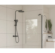 Badkamer met zwarte doucheset en douchewand