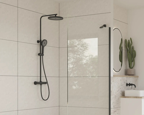 Badkamer met zwarte doucheset en douchewand