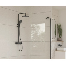 Douchecabine met armaturen en accessoires in een lichte badkamer