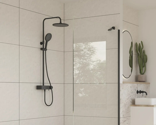 Douchecabine met armaturen en accessoires in een lichte badkamer