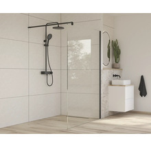 Moderne badkamer met douchewand, armatuur en wastafel