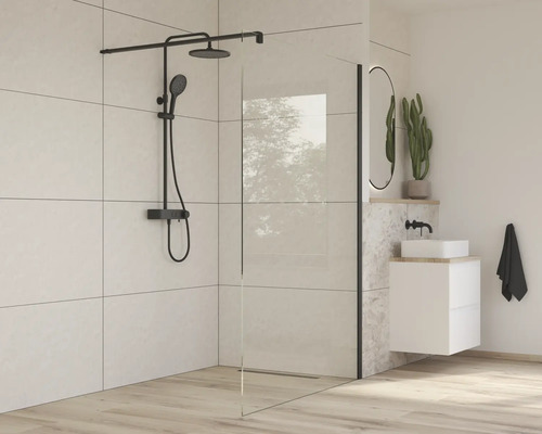 Moderne badkamer met douchewand, armatuur en wastafel