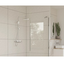 Badkamer met douchewand, douchesysteem en wastafel