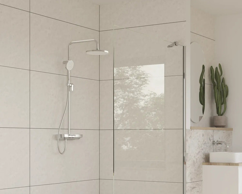 Badkamer met douchewand, douchesysteem en wastafel