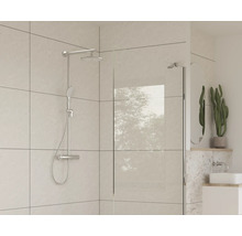 Badkamer met douchearmatuur en glazen douchewand