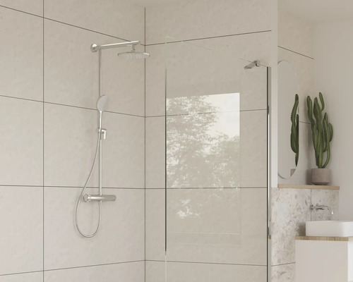 Badkamer met douchearmatuur en glazen douchewand