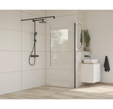 Lichte badkamer met douchewand, wastafel en armaturen