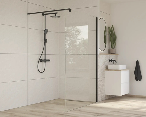 Lichte badkamer met douchewand, wastafel en armaturen